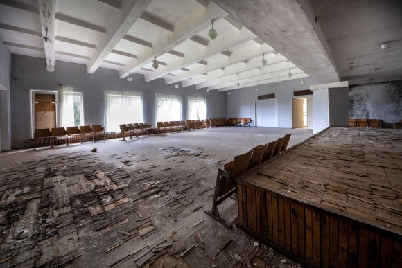 Sprendžiant iš parketo būklės viskas čia apleista ne vieną dešimtmetį