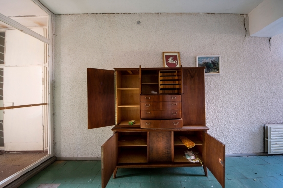 Yra čia pora spintų, viena - tuščia