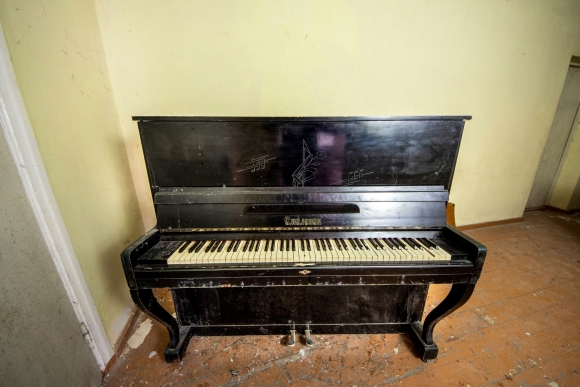 Pianinas, už durų