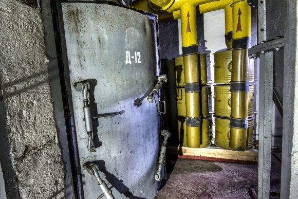 Bunkeris su technika - hemetinės durys