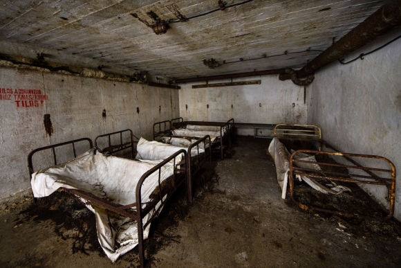 Dalyje bunkerio radome ligoninės lovas